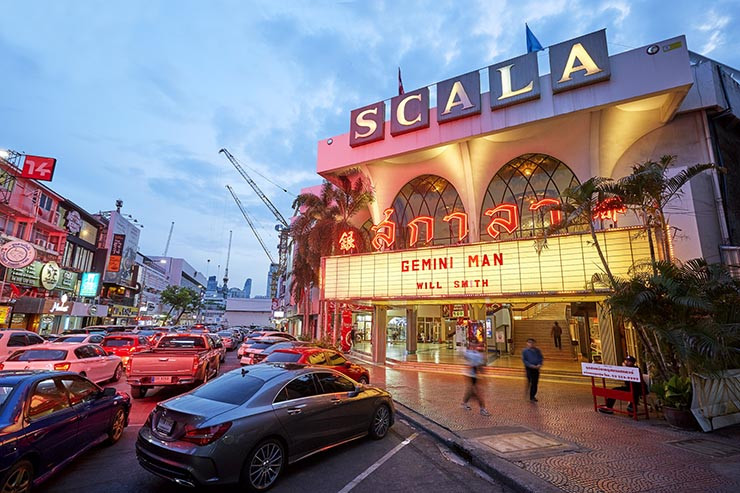 14. Đừng ngồi trong lễ tưởng nhớ Hoàng gia trong các bộ phim. Nếu đến rạp xem phim, bạn sẽ nhận thấy có một đoạn giới thiệu ngắn trước đầu mỗi bộ phim về vị Vua trên màn ảnh. Khi bạn nhìn thấy điều này, bạn nên đứng dậy ngay cả khi không có ai khác trong phòng chiếu phim. Nếu không làm vậy, bạn đang thiếu tôn trọng đối với Nhà vua.