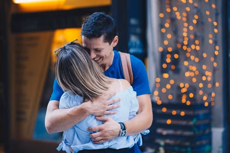 10. Có thể bạn nghĩ Thái Lan là một đất nước phóng khoáng nhưng thực tế người Thái không thể hiện tình cảm nơi công cộng và bạn cũng không nên làm như vậy. Việc hôn nhau ở nơi công cộng được xem là hành động thô lỗ.