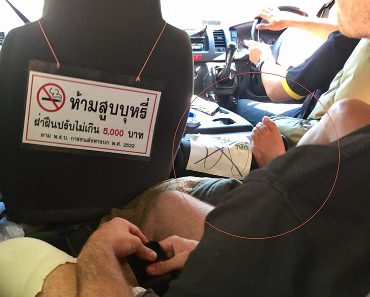 2. Hãy nhớ rằng, khi ở Thái Lan, bạn không được dùng chân để làm bất kỳ việc gì khác ngoài việc đi bộ. Chỉ tay vào người khác cũng là hành động thô lỗ và chỉ bằng chân được xem như hành vi xúc phạm.