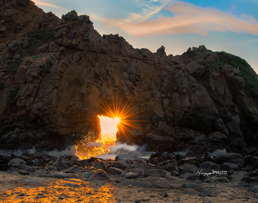 Vào tiết Đông chí (21-22/12), cũng là lúc bắt đầu mùa đông ở Bắc bán cầu, nếu bạn rong ruổi trên đường số một từ Los Angeles đến San Francisco, khi đi ngang qua Big Sur, đừng quên ghé Pfeiffer Beach, bãi biển biệt lập ở Big Sur thuộc bang California. Ở đây có các hòn đảo nhỏ nằm gần bờ, những cây trắc bách diệp hàng trăm năm tuổi và bãi cát biển mịn màng có màu tím lạ mắt. Một hòn đảo bị sóng gió bào mòn hàng triệu năm, khoét vào khối đá cứng tạo nên một đường hầm xuyên thẳng qua giữa đảo. Ảnh: Hai Nguyễn.