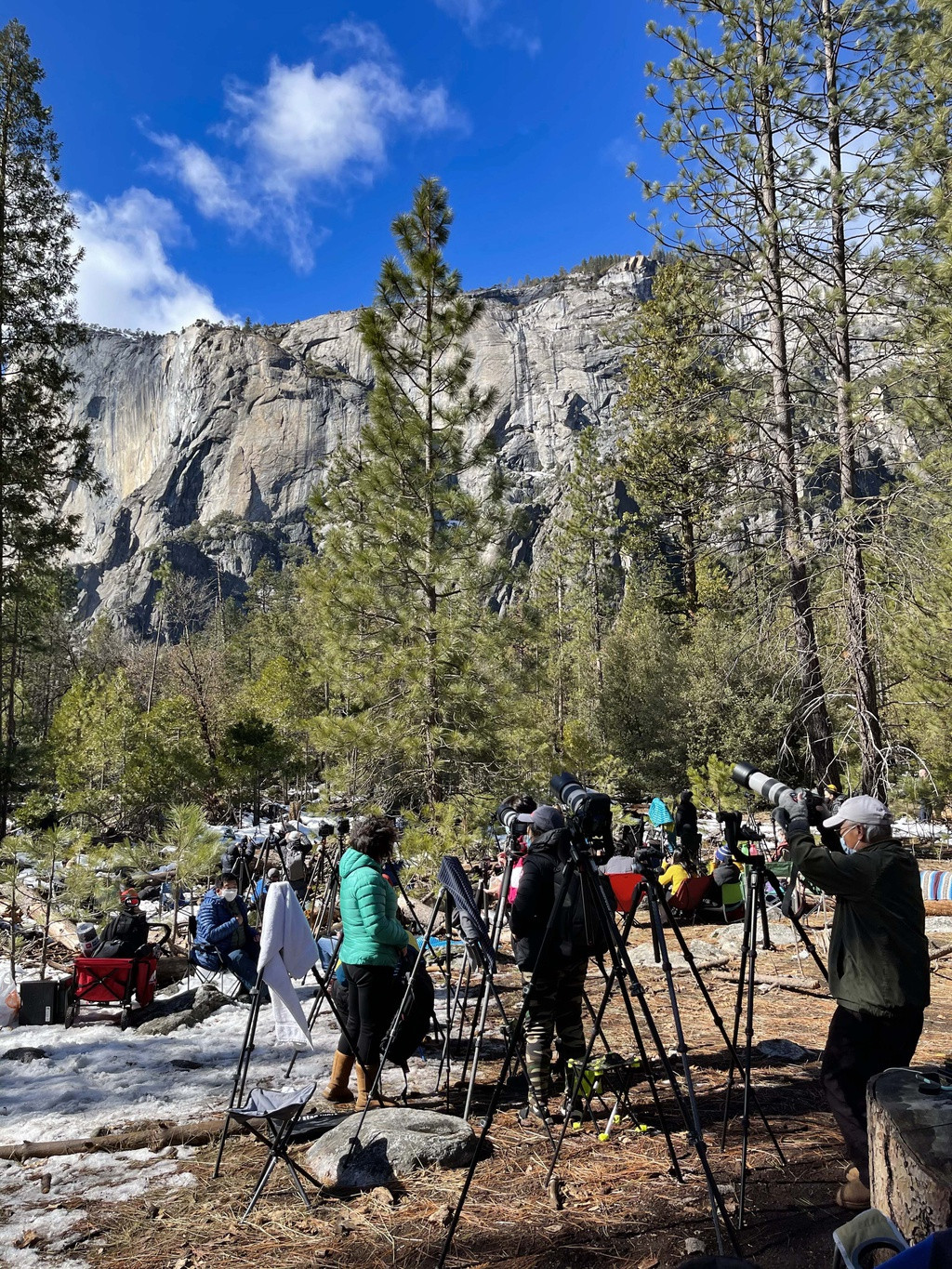 Tới gần 17h, bỗng dưng mây đen kéo đến, hàng trăm người thất vọng. May thay, khoảng 30 phút sau, Mặt Trời ló ra, tỏa sáng, niềm hy vọng lóe lên. Khoảng vài chục phút sau, một điều kỳ diệu đã xảy ra, thác Đuôi Ngựa dần chuyển màu. Thác nước đổi từ màu vàng nhạt qua đậm, đến cam rồi đỏ trông như dòng dung nham chảy giữa không trung. Tiếng trầm trồ, tán thưởng phấn khích của hàng trăm người vang lên không ngớt, kèm theo tiếng lách cách của đủ loại máy ảnh ghi lại khoảnh khắc diệu kỳ của tạo hóa. Chúng tôi đã dụng công chờ đợi cả ngày dài để chiêm ngưỡng hiện tượng thác lửa chỉ kéo dài khoảng 15 phút. Dù vậy, đó vẫn là sự may mắn lớn. Không ít người lặn lội từ xa tới nhưng vẫn chưa một lần chứng kiến hiện tượng kỳ thú này. Ảnh: Hai Nguyễn.
