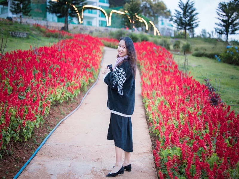 Cô được khen là bà bầu trẻ trung, sành điệu.