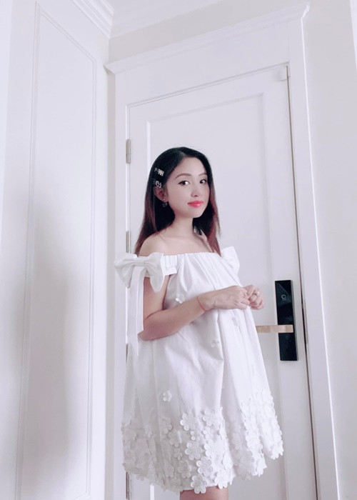 Nữ MC trông rất gọn gàng, gợi cảm như khi chưa mang bầu.