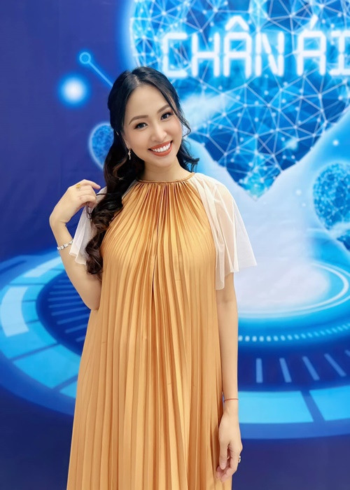 Mang bầu lần 2, Vân Hugo chuộng mặc váy suông.