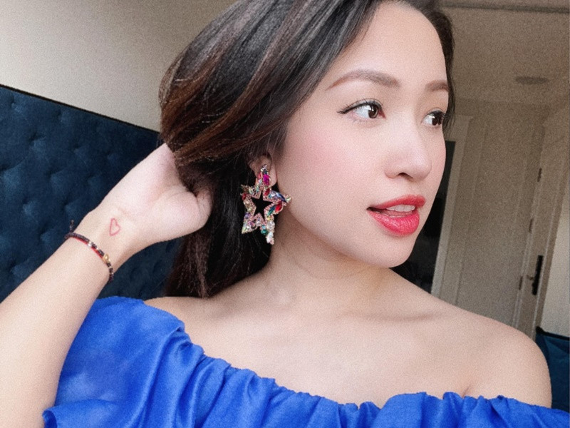 Vân Hugo chia sẻ: "Bầu bí mẹ mới tăng lên được xíu kg lại sụt rồi. Thương con... Mẹ con mình cùng cố gắng nhé Vừng ơi".