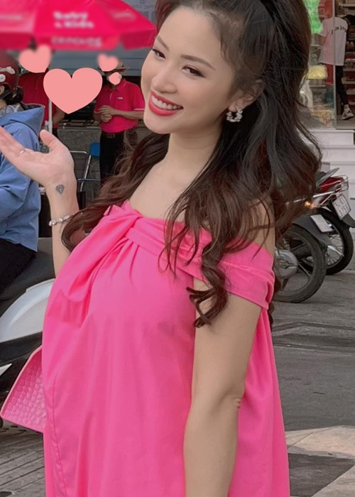 Cuối tháng 12/2021, MC Vân Hugo vui mừng chia sẻ thông tin mang bầu lần 2. Người đẹp khoe tin vui sau 1 năm được cầu hôn.