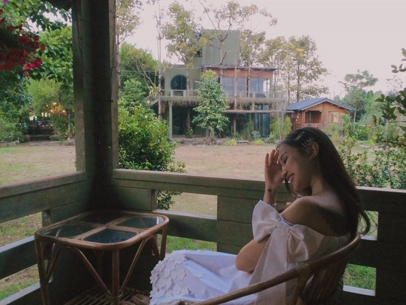 Vân Hugo khoe vẻ quyến rũ trong một chuyến đi sau thông tin bầu bí.