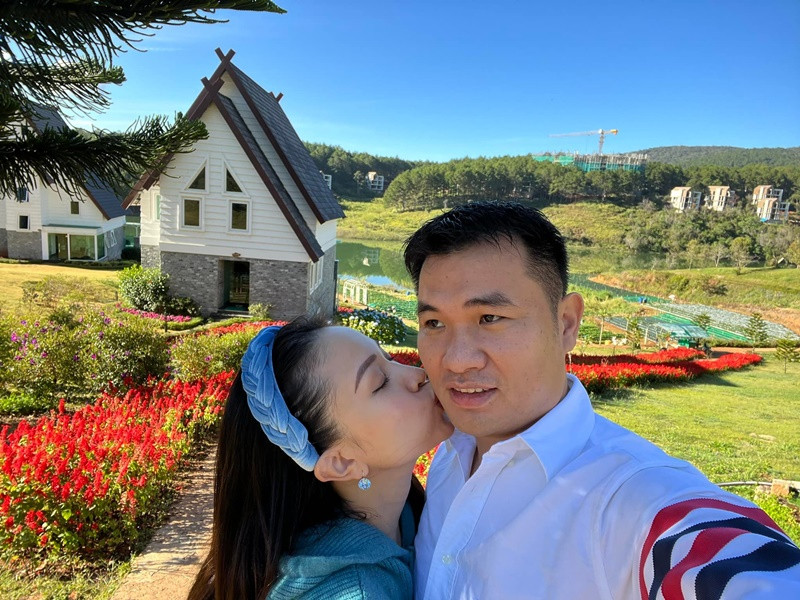 Gần đây, chồng sắp cưới của Vân Hugo đưa nữ MC đi du lịch, ra Hà Nội gặp bạn bè. Theo nữ MC, nửa kia của cô là người tâm lý, hiểu và yêu thương cô.