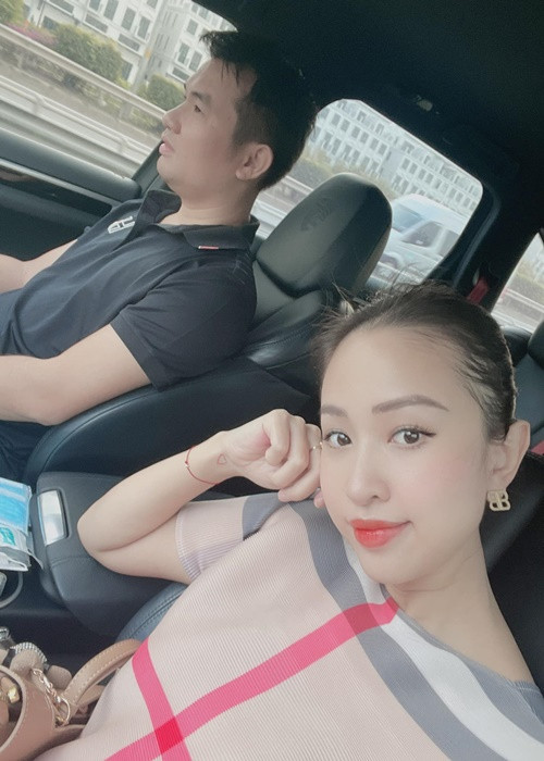 Người bạn đời hiện tại của Vân Hugo là một doanh nhân trong lĩnh vực giáo dục. Cả hai sống chung từ tháng 7/2020 nhưng chưa tổ chức đám cưới do tình hình dịch bệnh.