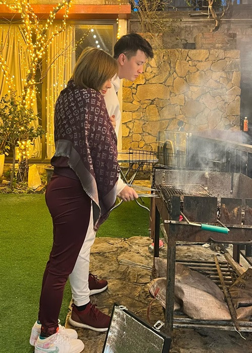 Bạch Lan Phương dính như sam với bạn trai kém tuổi.