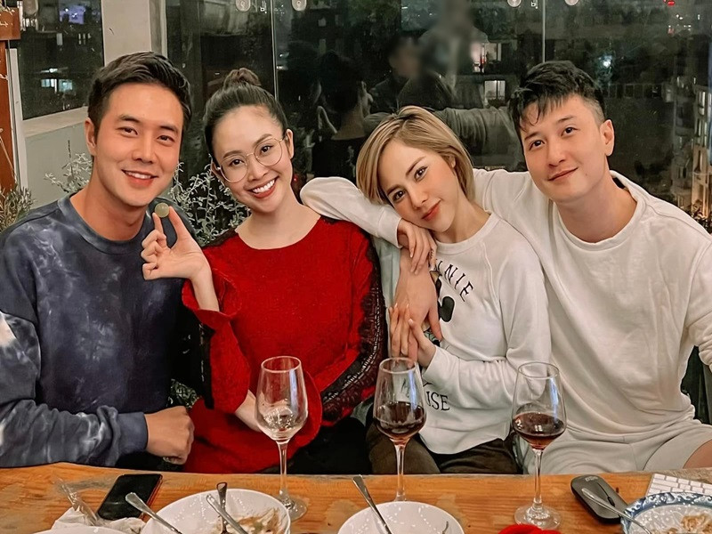 Huỳnh Anh và Bạch Lan Phương tình tứ trong buổi gặp gỡ bạn bè.