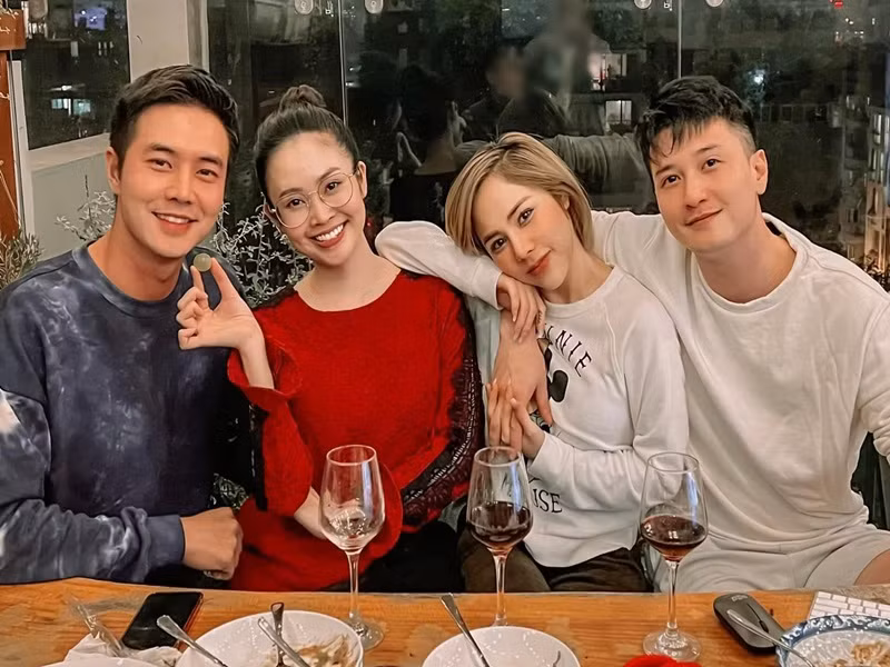 Huỳnh Anh và Bạch Lan Phương tình tứ trong buổi gặp gỡ bạn bè.