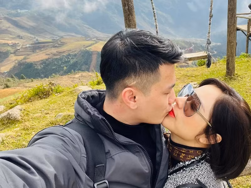 Bạch Lan Phương và Huỳnh Anh công khai hẹn hò vào tháng 11/2020. Cặp đôi dành cho nhau không ít lời có cánh. Cách đây không lâu, Huỳnh Anh nhắn nhủ bạn gái: "Tất cả điều ước của hai đứa mình năm nay sẽ trở thành hiện thực. Cuộc sống có lúc trầm lúc bổng nhưng may mắn là mình đã chọn để đi cùng với nhau". Bạch Lan Phương đáp lại: "Không quan trọng bao nhiêu người đi cùng anh trong cơn mưa. Quan trọng là những ai ở lại sau cơn bão".