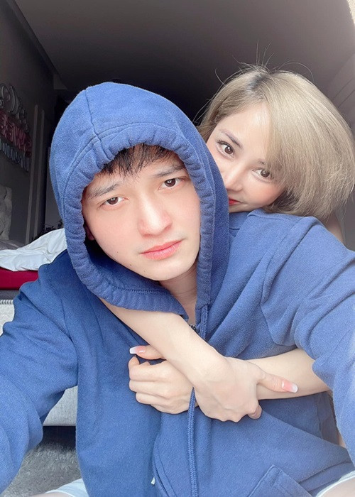 Huỳnh Anh và bạn gái hơn 6 tuổi ngày càng tình tứ Huynh Anh va ban gai hon 6 tuoi ngay cang tinh tu