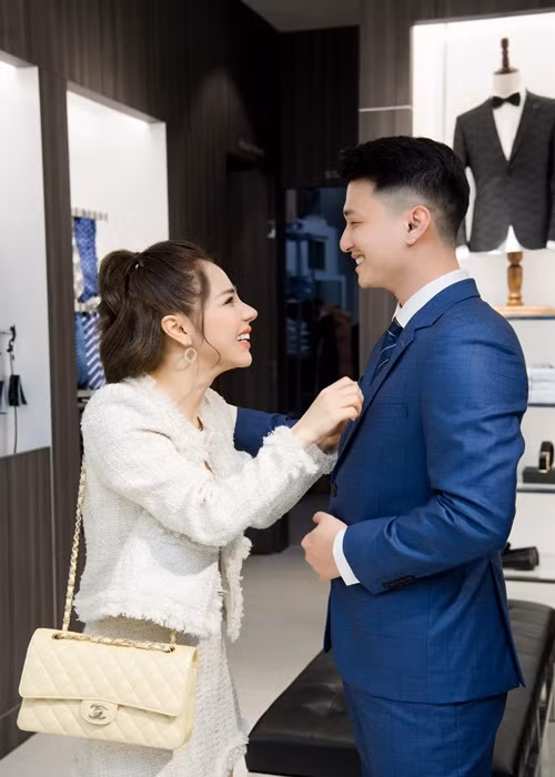 Bạch Lan Phương ân cần chăm sóc Huỳnh Anh tại một sự kiện.