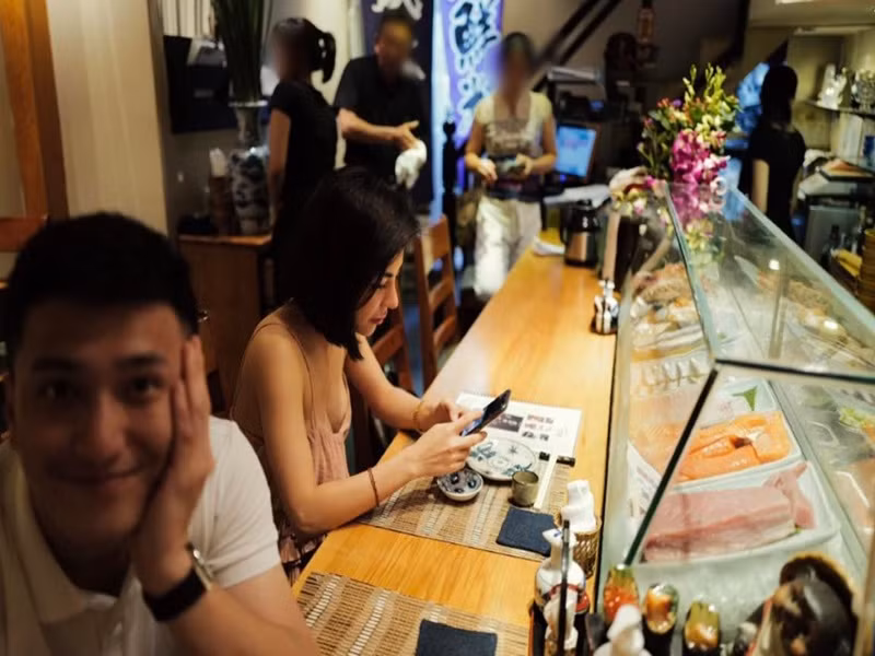 Nam diễn viên thường xuyên đưa bạn gái đi ăn.