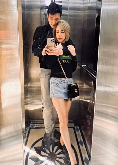 Huỳnh Anh phủ nhận viết tuyên bố chia tay bạn gái hơn 6 tuổi. Anh chia sẻ: "Mình đã khoá sim và thay đổi password các phần mềm liên lạc. Hôm qua mất điện thoại ở đâu không biết. Đã thế còn đùa ác quá. Khả năng quên máy trong nhà vệ sinh hoặc rơi đâu đó".