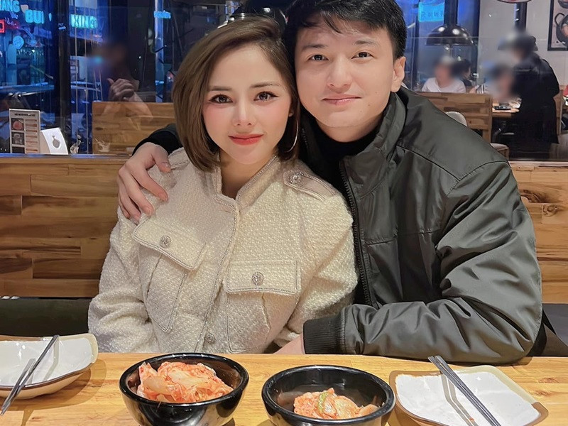 Sau tin đồn "đường ai nấy đi", Huỳnh Anh và bạn gái hơn tuổi chia sẻ ảnh tình tứ thường thấy.