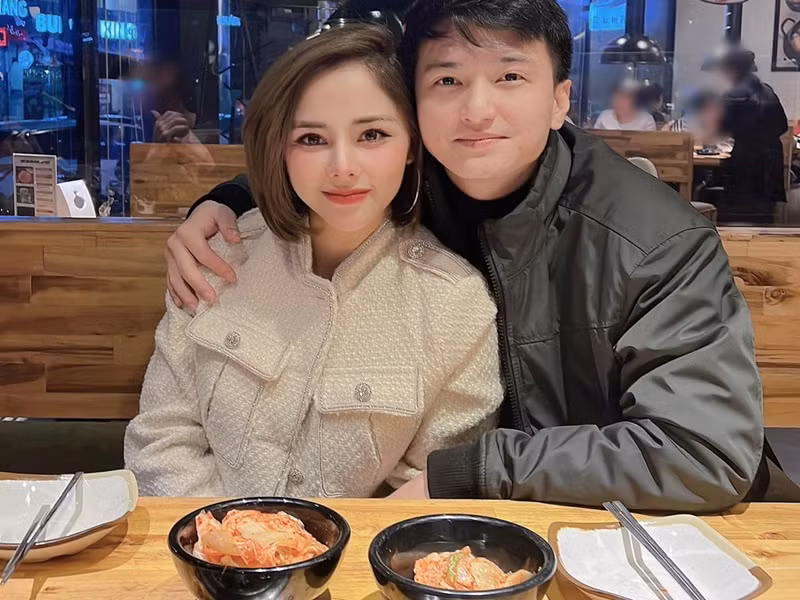 Sau tin đồn "đường ai nấy đi", Huỳnh Anh và bạn gái hơn tuổi chia sẻ ảnh tình tứ thường thấy.