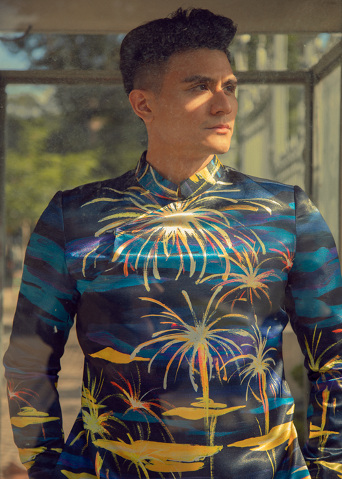 Trai dep Vinh Thuy dien ao dai, khoe ve dien trai “khong doi thu”