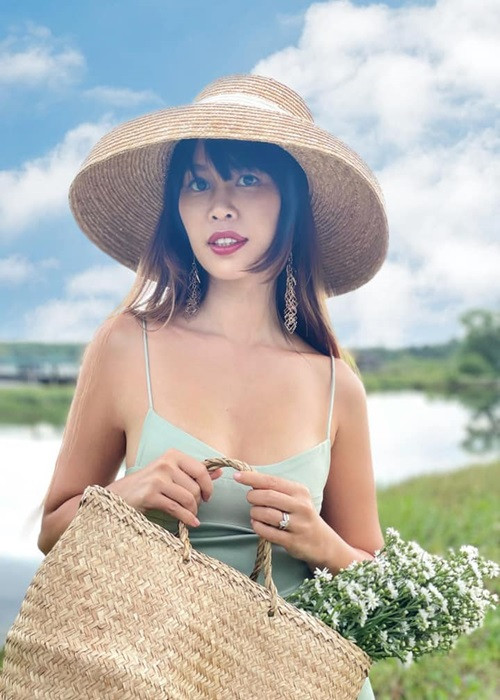 Mới đây, siêu mẫu Hà Anh bị chỉ trích vì đưa ra góc nhìn riêng được cho là không hợp lý về mẹ đẻ của bé gái 8 tuổi bị "dì ghẻ" bạo hành. Ngoài ra, cô bị nghi sử dụng hình ảnh minh họa có liên quan tới quảng cáo sản phẩm. Ảnh: FB Hà Anh