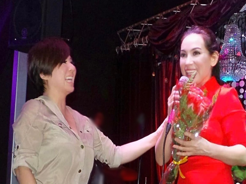 Thi thoảng, Trizzie Phương Trinh nhắc đến Phi Nhung. Gần đây, khi cố ca sĩ Phi Nhung được xướng tên hạng mục "Ca sĩ dân ca của năm" tại Mai Vàng, Phương Trinh đăng tải một bức ảnh cũ để chúc mừng.