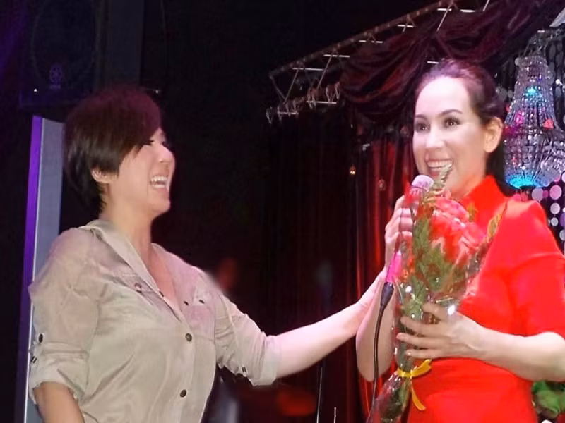 Thi thoảng, Trizzie Phương Trinh nhắc đến Phi Nhung. Gần đây, khi cố ca sĩ Phi Nhung được xướng tên hạng mục "Ca sĩ dân ca của năm" tại Mai Vàng, Phương Trinh đăng tải một bức ảnh cũ để chúc mừng.