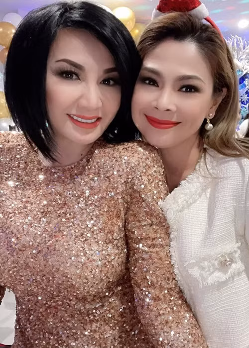 Phương Trinh thân thiết bên ca sĩ Thanh Thảo ở hậu trường một buổi diễn.