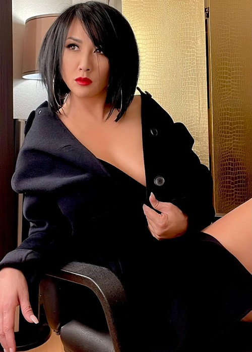 “Vừa nghe đến đó mình liền hỏi, cấm hết vậy còn gì ngon để ăn hả bác sĩ? Bác sĩ cười nói, muốn hết khàn giọng thì phải vậy thôi”, nữ ca sĩ chia sẻ.