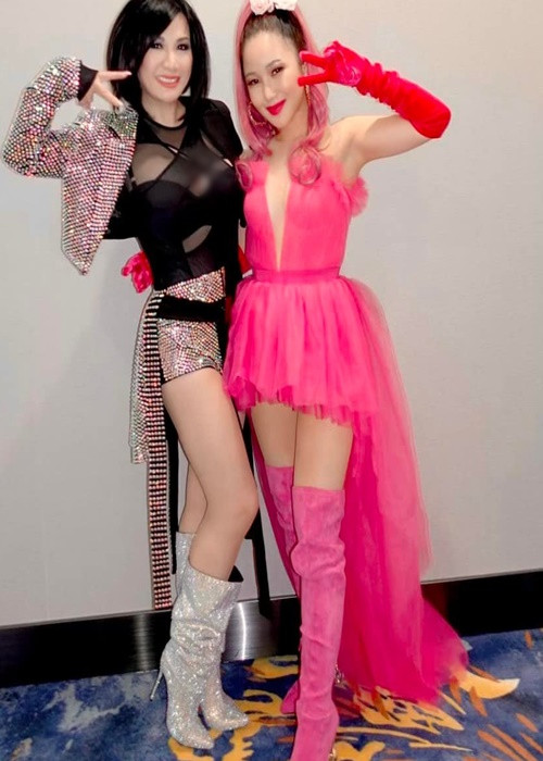 Nữ ca sĩ thường mặc gợi cảm khi đi biểu diễn.