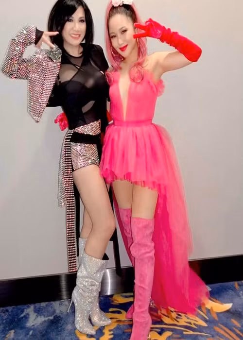 Nữ ca sĩ thường mặc gợi cảm khi đi biểu diễn.