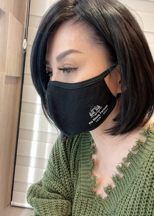 “Nỗi buồn cứ theo mình dăng dẳng, không thoát ra được. Mình buồn chán không muốn làm gì cả. Mình biết nếu tình trạng đó kéo dài sẽ ảnh hưởng đến tâm lý và sức khỏe tinh thần nên mình quyết định phải làm một cái gì đó để thoát ra. Điều mình làm là cắt đi mái tóc dài”, vợ cũ của Bằng Kiều trải lòng.