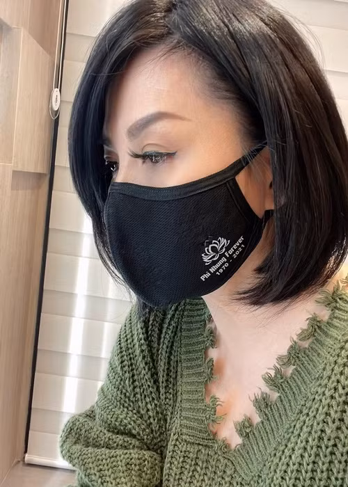 “Nỗi buồn cứ theo mình dăng dẳng, không thoát ra được. Mình buồn chán không muốn làm gì cả. Mình biết nếu tình trạng đó kéo dài sẽ ảnh hưởng đến tâm lý và sức khỏe tinh thần nên mình quyết định phải làm một cái gì đó để thoát ra. Điều mình làm là cắt đi mái tóc dài”, vợ cũ của Bằng Kiều trải lòng.