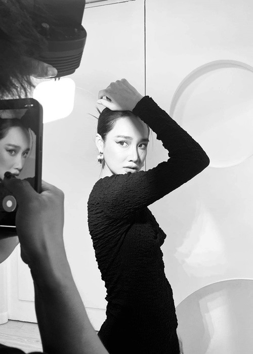 Nhã Phương cho hay khi quay “Gia đình số đỏ”, cô gặp và yêu thành viên của ê-kíp. Đây là mối tình thứ hai của Nhã Phương sau mối tình đầu với người bạn khi học cấp 3.