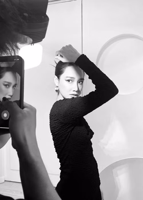 Nhã Phương cho hay khi quay “Gia đình số đỏ”, cô gặp và yêu thành viên của ê-kíp. Đây là mối tình thứ hai của Nhã Phương sau mối tình đầu với người bạn khi học cấp 3.