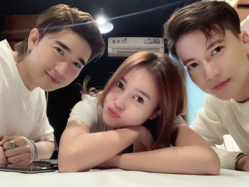 Nữ diễn viên khá thân thiết với Chi Dân và S.T. Trong khi khẳng định S.T chỉ là bạn bè, Lan Ngọc nhiều lần né tránh nghi vấn hẹn hò Chi Dân. Ảnh: FBNV