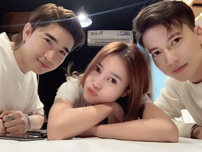 Nữ diễn viên khá thân thiết với Chi Dân và S.T. Trong khi khẳng định S.T chỉ là bạn bè, Lan Ngọc nhiều lần né tránh nghi vấn hẹn hò Chi Dân. Ảnh: FBNV