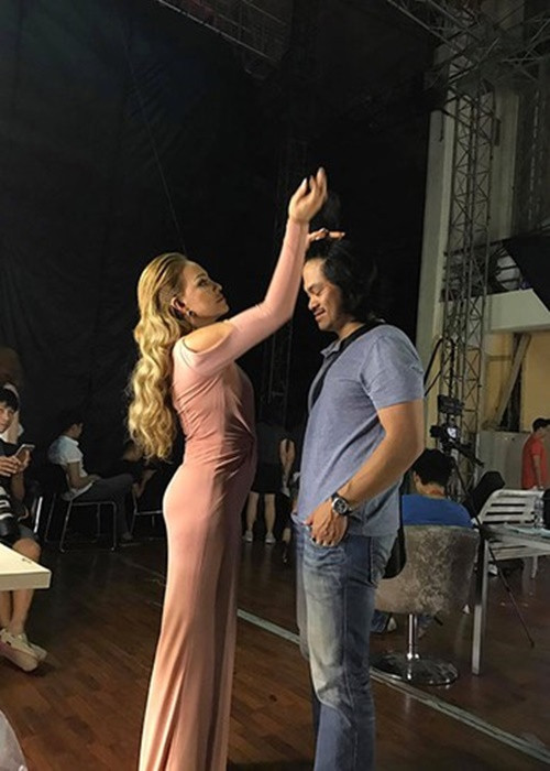 Nữ ca sĩ và bạn trai kém 12 tuổi từng dự định làm đám cưới vào tháng 3/2018 nhưng sau đó, cả hai hoãn cưới vì mẹ đẻ của Roland bị bệnh. Ảnh: FBNV