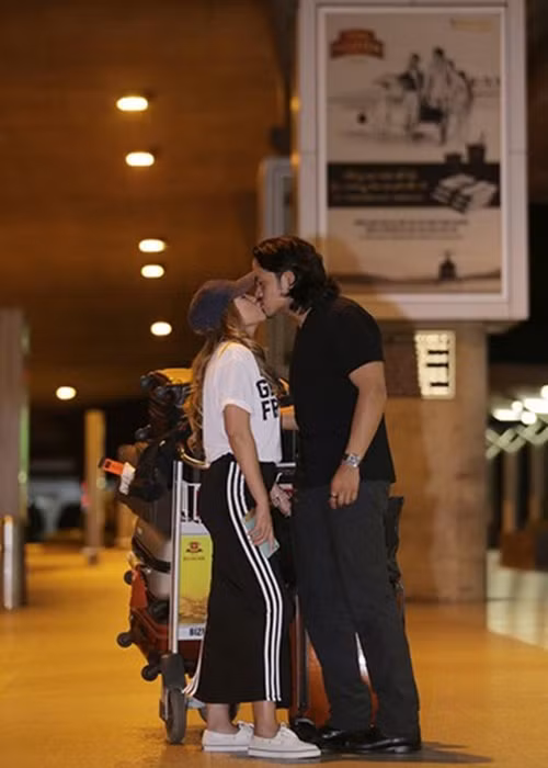 Roland từng 2 lần cầu hôn Thanh Hà nhưng nữ ca sĩ hải ngoại không đồng ý vì nỗi e ngại hôn nhân có thể đổ vỡ một lần nữa. Sau đó, Roland cầu hôn Thanh Hà lần thứ 3 và đã thành công. Ảnh: Zing