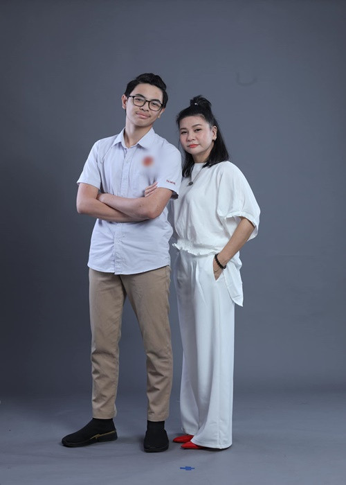 Kháu khỉnh ngày nhỏ, lớn lên, cu Bom - quý tử của Thái Hòa và Cát Phượng trổ mã phổng phao. Thiên Minh có chiều cao 1m74.