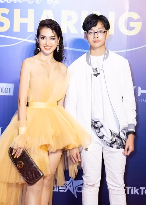 Với chiều cao 1m78 ở tuổi 15, con trai của nữ diễn viên phim “Tuyết nhiệt đới” gia nhập hội nhóc tì nhà sao Việt có chiều cao “khủng”.