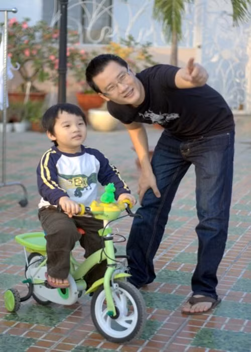 Quý tử nhà Hoàng Bách - bé Tê Giác rất kháu khỉnh khi nhỏ. Khi dậy thì, cậu nhóc có ngoại hình cao lớn, điển trai như một thanh niên thực thụ.