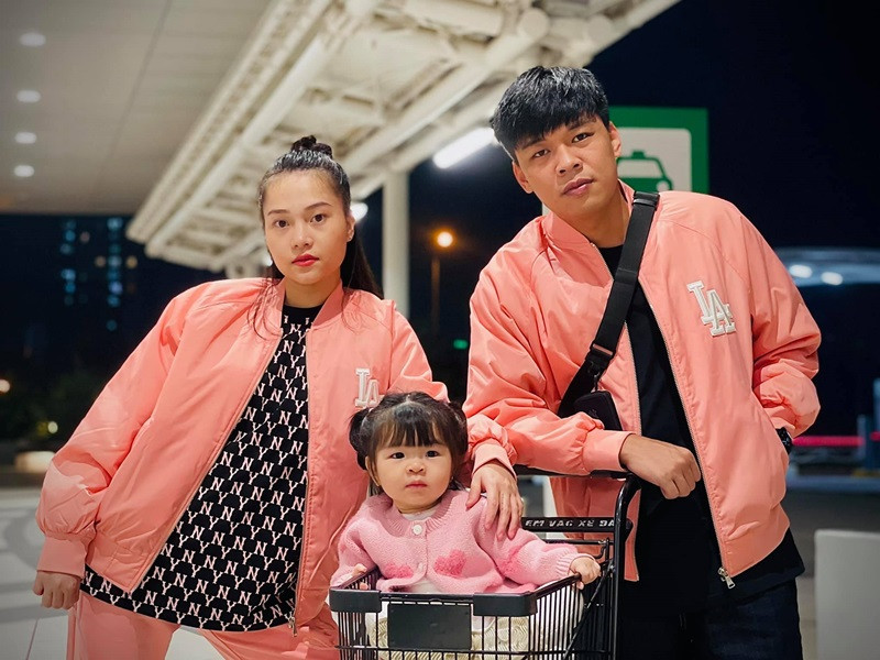 Trung Ruồi lập gia đình vào cuối năm 2019 sau 3 năm hẹn hò. Bà xã của nam diễn viên tên Ngọc Hà, sinh năm 1996, kém anh 3 tuổi, đến từ Yên Bái. Ngọc Hà là một diễn viên múa, từng công tác tại Nhà hát nghệ thuật đương đại.