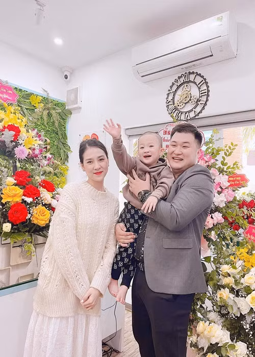 Giống Đỗ Duy Nam, Lưu Mạnh Dũng đã kết hôn. Bà xã của nam diễn viên tên Thu Hạnh, làm việc tại một bệnh viện thẩm mỹ.