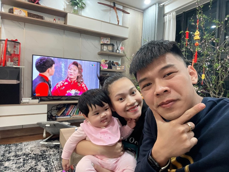 Trung Ruồi cho biết, sau khi kết hôn, vợ chồng anh có gì cũng kể cho nhau, tâm sự với nhau như bạn bè. “Tôi không có gì để giấu cô ấy nên vợ cũng không có gì để ghen tuông”, nam diễn viên chia sẻ.