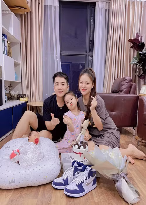 Bé Thóc - con gái của Đỗ Duy Nam - Ngọc Anh hiện tại được xem là hot TikToker nhí bởi các video có sự góp mặt của bé Thóc lên đến 7 triệu view.