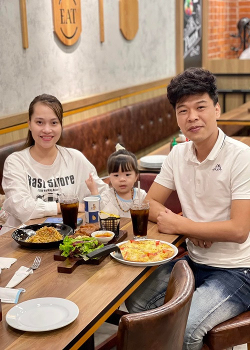 Ngọc Hà chia sẻ trên Vietnamnet về việc được chồng hết mực chiều chuộng từ việc nấu cơm, rửa bát, dọn dẹp nhà cửa đến tắm cho con. Vì chồng phục vụ được nhiều khán giả hơn, bà xã của Trung Ruồi chấp nhận hy sinh, ở nhà chăm sóc tổ ấm. Thi thoảng, cô đi diễn để đỡ nhớ nghề.