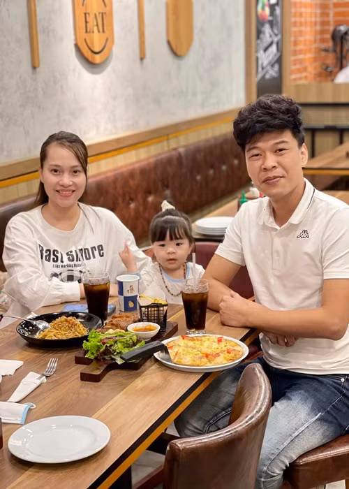 Ngọc Hà chia sẻ trên Vietnamnet về việc được chồng hết mực chiều chuộng từ việc nấu cơm, rửa bát, dọn dẹp nhà cửa đến tắm cho con. Vì chồng phục vụ được nhiều khán giả hơn, bà xã của Trung Ruồi chấp nhận hy sinh, ở nhà chăm sóc tổ ấm. Thi thoảng, cô đi diễn để đỡ nhớ nghề.