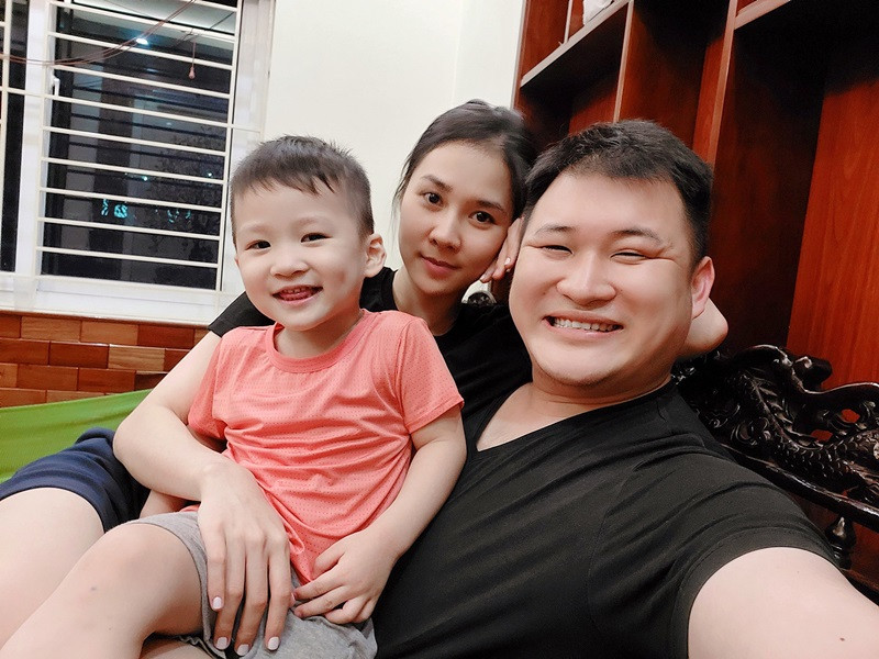 Lưu Mạnh Dũng chia sẻ, bà xã hiểu công việc của anh nên không ghen khi anh đóng cảnh tình tứ với bạn diễn.