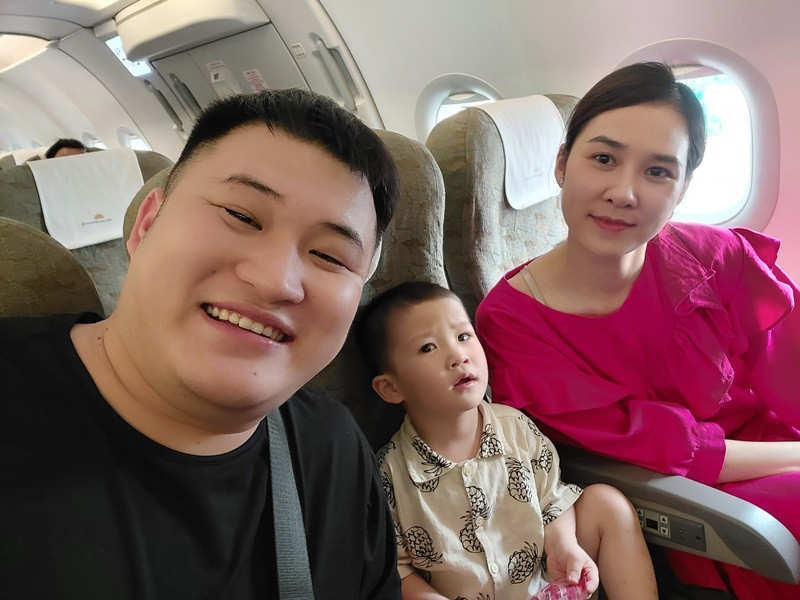 Mạnh Dũng dành thời gian rảnh rỗi ở nhà chơi với con trai đầu lòng hay đưa vợ con đi du lịch.